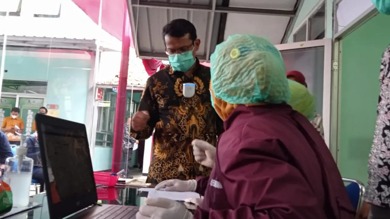 Wakil Bupati Helmi Budiman tengah memberkan penjelasan kepada petugas tenaga kesehatan di sela-sela pelaksanaan simulasi vaksin Covid-19 di Garut, Jawa Barat.