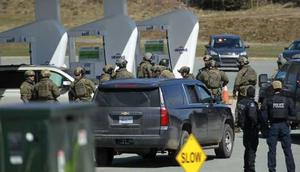 Polisi federal Kanada mengatakan tersangka ditemukan tewas setelah perburuan selama berjam-jam. (Tim Krochak / The Canadian Press via AP)