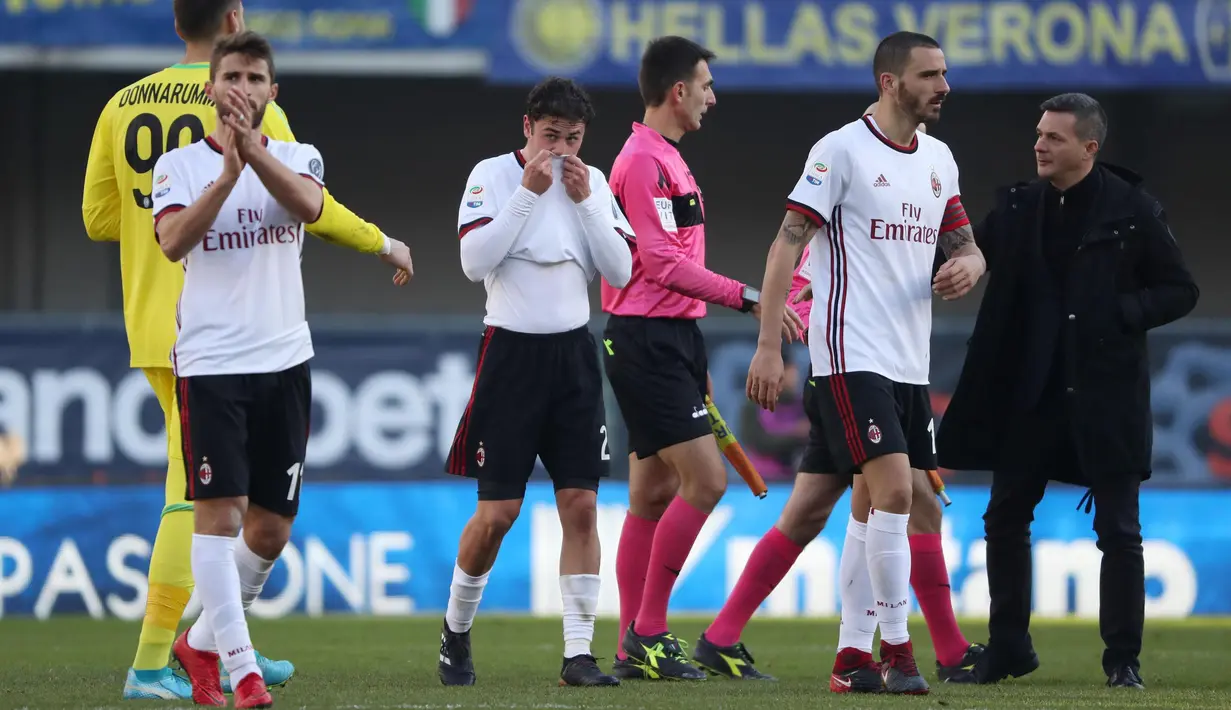 Para pemain AC Milan meninggalkan lapangan usai takluk dari Hellas Verona pada lanjutan Serie A Italia di Bentegodi stadium, Verona, (17/12/2017). MIlan kalah 0-3.  (Simone Venezia/ANSA via AP)