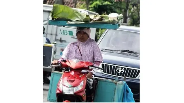 5 Tingkah Orang Hindarin Panas di Perempatan yang Kocak Banget