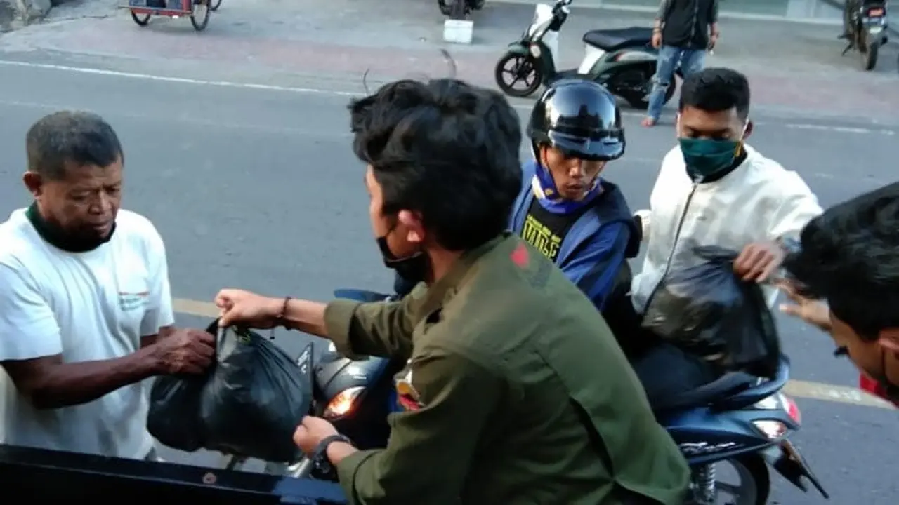 Aksi warga yang tergabung dalam 10 Rumah Aman membagikan bantuan bagi warga di Kabupaten Bantaeng, Sulawesi Selatan. (Istimewa)
