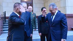 Menhan RI Ryamizard Ryacudu (kiri) bersama Menhan Rusia Sergey Shoigu saat akan menggelar bilateral meeting di Kantor Pusat Kemenhan Rusia, Znamenka Ulitsa Moscow, Rabu (6/2). Pertemuan membahas stabilitas keamanan kawasan. (Liputan6.com/HO/Puskom Kemhan)