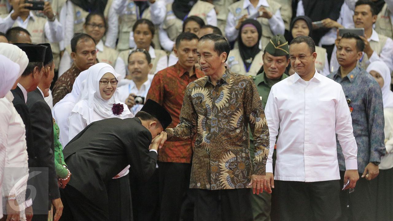 20151124-Wajah Semringah Jokowi di Puncak Perayaan Hari Guru Nasional-Jakarta
