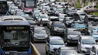 Kendaraan terjebak macet di Jalan Sudirman-Thamrin, Jakarta, Kamis (20/12). Pemerintah juga ingin mendorong masyarakat agar menggunakan angkutan umum yang murah dan nyaman seperti tranportasi multi moda. (Liputan6.com/JohanTallo)