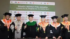 Ustaz Subki menjalani wisuda S3 dan mendapatkan gelar doktor setelah menyelesaikan sidang terbuka di Institut Perguruan Tinggi Ilmu Al-Quran Jakarta di Jakarta Convention Center (JCC), Selasa (15/11/2022). Senyum bahagia terpancar dari para wisudawan yang berfoto dengan guru besar universitas. (Liputan6.com/IG/@okisetianadewi)