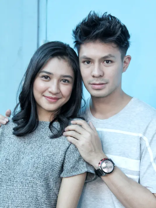 "Senang banget. Dia sering komplain kalau aku rada cuek gitu orangnya. Tapi aku memang nggak sebawel dia," ujar Mikha Tambayong, di kawasan Tendean, Jakarta Selatan, Kamis (8/12/2016). (Adrian Putra/Bintang.com). (Adrian Putra/Bintang.com)