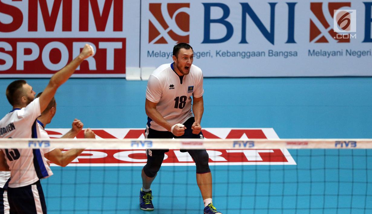 Pemain Timnas voli putra Kazakhstan, Vitaliy Varivodin (kanan) bersorak saat melawan Korea Selatan di Semifinal Kejuaraan Voli Asia 2017 di GOR Tri Dharma, Gresik, Senin (31/7). Kazakhstan unggul 3-2. (Liputan6.com/Helmi Fithriansyah)
