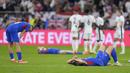 Reaksi kecewa para pemain Timnas Slovakia setelah kalah 1-2 dari Timnas Inggris pada pada laga babak 16 besar Euro 2024 di Arena AufSchalke, Gelsenkirchen, Jerman, Minggu (30/6/2024). (AP Photo/Matthias Schrader)