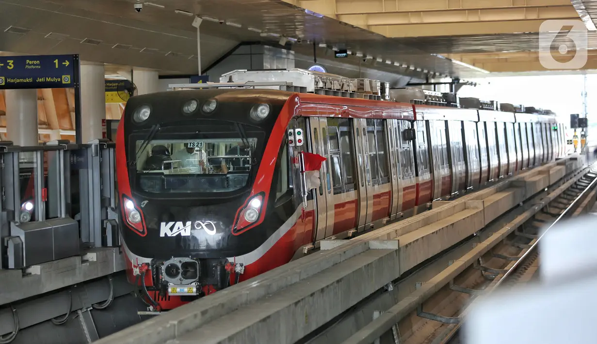Light rail transit (LRT) Jabodebek saat mengikuti uji coba operasional terbatas, Jakarta, Minggu (27/08/2023).(Liputan6.com/Angga Yuniar)