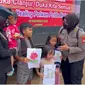 Sejumlah Polwan dari Polda Metro Jaya memberikan bantuan pemulihan trauma atau trauma healing kepada anak-anak terdampak gempa Cianjur. (Foto: Humas PMJ)