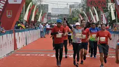 Pelari tiba di garis finish saat mengikuti Semarang 10K di Kota Semarang, Jawa Tengah, Minggu (16/12). Sebanyak 2.000 pelari mengikuti Semarang 10K. (Liputan6.com/Gholib)