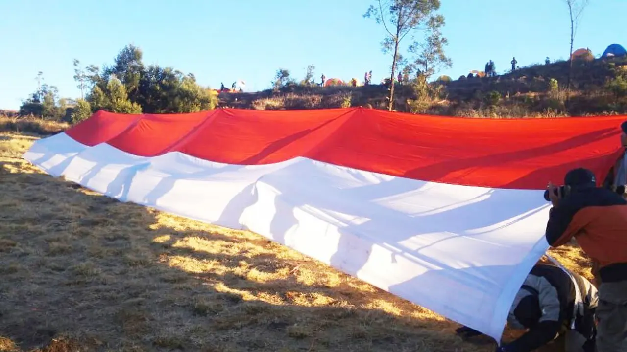 Pembentangan bendera merah putih raksasa di Gunung Prau untuk memperingati HUT kemerdekaan ke-73 RI. (Foto: Liputan6.com/Istimewa/Muhamad Ridlo)