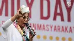 Menteri KKP Susi Pudjiastuti membawa mangkuk kertas dan sendok plastik saat memberikan sambutan acara Family Day AGP di Pasar Akhir Pekan SCBD, Jakarta, Minggu (25/11). Susi mengajak masyarakat untuk perang melawan plastik. (Liputan6.com/Fery Pradolo)