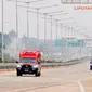 Beberapa kendaraan terlihat telah melintasi jalan tol yang rencananya akan diresmikan oleh Menteri Perhubungan dan Gubernur DKI, Jokowi (Liputan6.com/Johan Tallo)