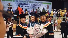 Joanna tampak begitu bahagia selama menjalani prosesi wisuda. Ia merasa sangat bersyukur kepada Tuhan karena selalu membuatnya terdiam dan kagum atas karunia yang diberikan. Joana yang selama ini sibuk menjadi single parent, masih bisa dan berhasil menyelesaikan kuliahnya. (Liputan6.com/IG/@joannaalexandra)