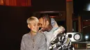 Nggak hanya satu foto, Chris Brown pun mengunggah fotonya yang lain bersama Agnez Mo. Terlihat, ia memeluk pinggang Agnez Mo dan menempelkan keningnya. (Instagram.com/chrisbrownofficial)