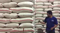 Pekerja memilih beras di Pasar Induk Beras Cipinang, Jakarta, Senin (15/1). Wagub Sandiaga Uno mengatakan Pemprov DKI akan selalu membeli beras Sulawesi dan Banten karena lebih memprioritaskan beras dari petani. (Liputan6.com/Immanuel Antonius)