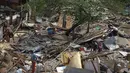 Jalannya pembongkaran tersebut berlangsung aman tanpa ada perlawanan dari para pemilik bangunan, Jakarta, (22/10/14). (Liputan6.com/Faizal Fanani)