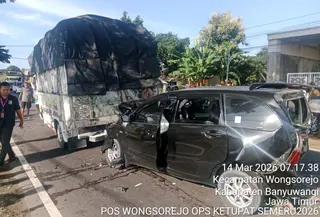 Kecelakaan tabrakan beruntun melibatkan lima kendaraan terjadi di Jalan Nasional Banyuwangi-Situbondo. (Foto: Istimewa)