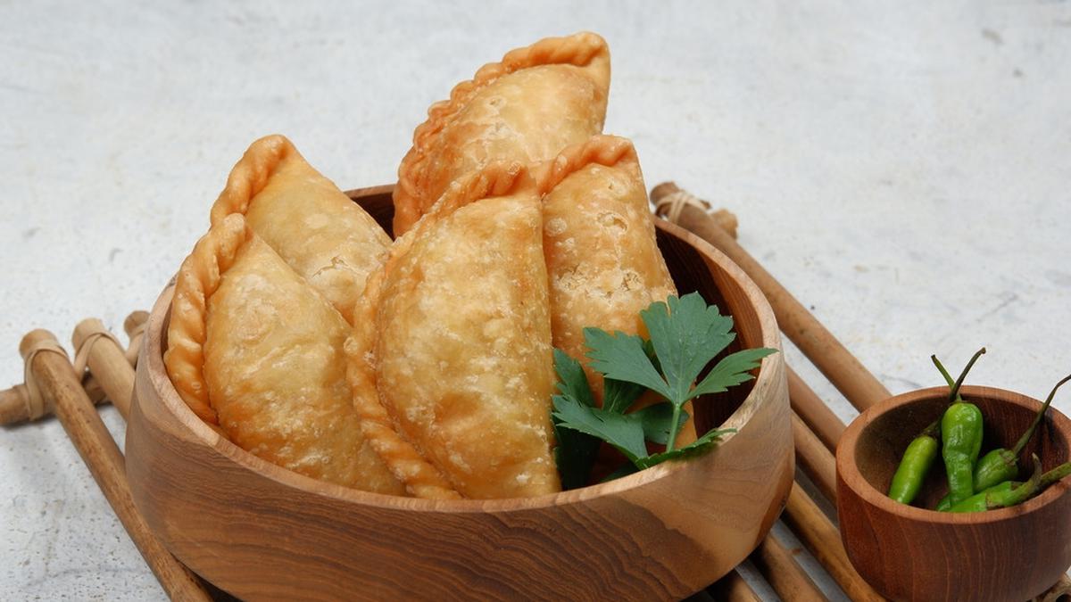 Lezatnya pastel goreng dengan kulit yang garing dan isian sayuran yang gurih