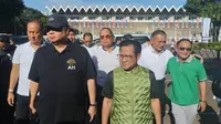 Ketua Umum Dewan Pimpinan Pusat (DPP) Partai Golkar Airlangga Hartarto dan Ketua Umum DPP PKB Muhaimin Iskandar atau Cak Imin jalan santai bersama di Istora Senayan, Gelora Bung Karno (GBK) Jakarta Pusat, Jumat (10/2/2023). (Liputan6.com/Winda Nelfira)