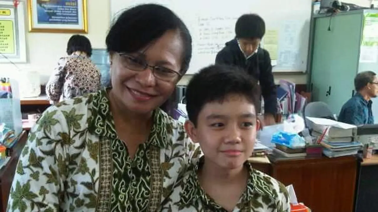 Miliki Semangat Layaknya Kartini, Wanita Ini Mengajar Siswa dengan Cara yang Kekinian