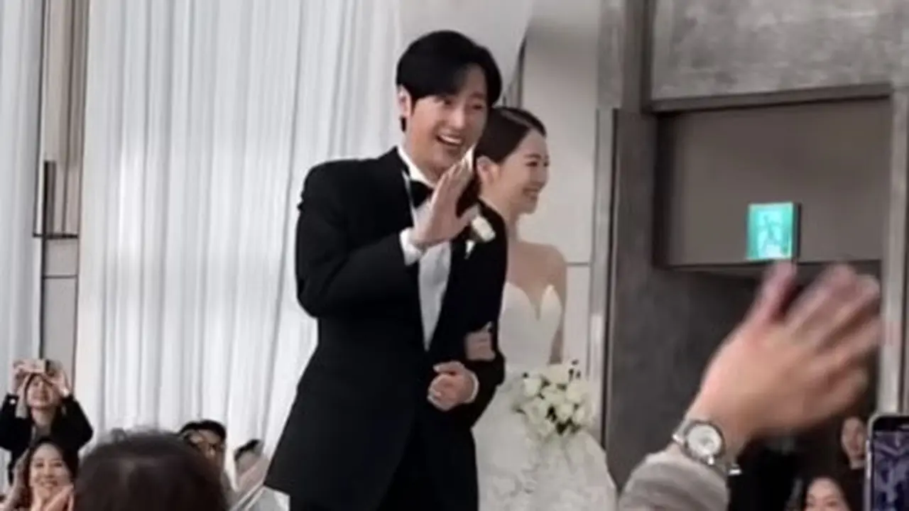 Potret Pernikahan Aktor Korea Lee Sang Yeob