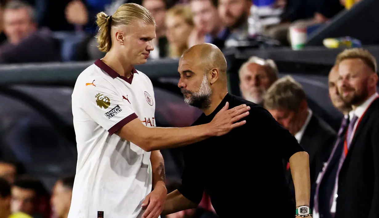 Bukannya memberikan ucapan selamat karena sudah mencetak dua gol, Guardiola justru mencak-mencak kepada sang mesin gol. (AFP/Darren Staples)