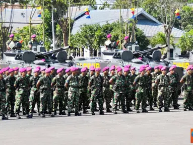 Citizen6, Surabaya: Brigadir Jenderal TNI A Faridz Washington menutup kepelatihan dalam Negeri tank Amfibi BMP-3F Korps Marinir di lapangan apel Karangpilang, Surabaya, Jumat (22/7). (Pengirim: Diyat Akmal)