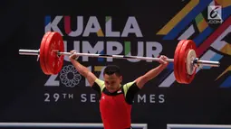 Lifter Indonesia Eko Yuli Irawan saat berlaga dalam cabang angkat besi putra nomor 62 kg SEA Games 2017 Kuala Lumpur, Malaysia, Senin (28/8). Eko Yuli kalah bersaing dengan lifter Vietnam, Trịnh Văn Vinh. (Liputan6.com/Faizal Fanani)