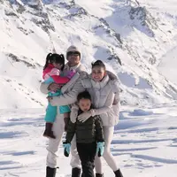 Rachel Vennya baru saja liburan ke Swiss bareng pacarnya, Salim, ibunya, dan beberapa sahabatnya. Ia juga diketahui membawa kedua anaknya, sehingga beberapa potret dirinya momong buah hatinya, menarik perhatian. [Foto: Instagram/rachelvennya]