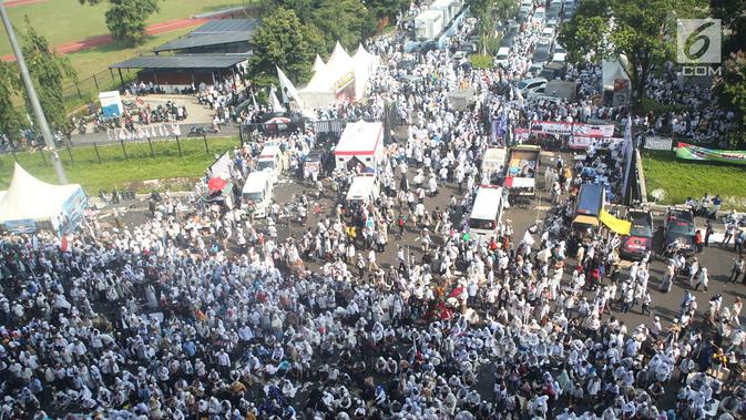 Sejumlah pendukung pasangan capres dan cawapres nomor urut 02, Prabowo Subianto dan Sandiaga Uno mengikuti kampanye akbar di Stadion Gelora Bung Karno, Jakarta, Minggu (7/4/2019). Sebagian besar simpatisan kompak menggunakan pakaian putih-putih. (Liputan6.com/Herman Zakharia)
