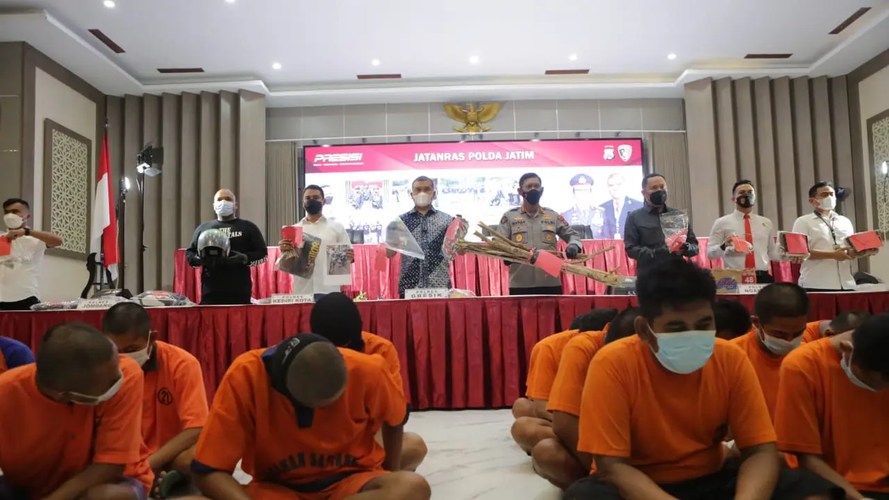 72 pesilat yang membuat onar di Jatim ditangkap polisi. (Dian Kurniawan/Liputan6.com)