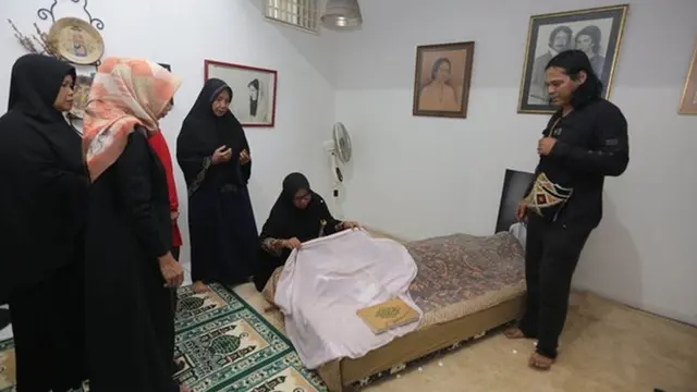 6 Potret Suami Ria Irawan di Rumah Duka, Cium Istri Untuk Terakhir Kali