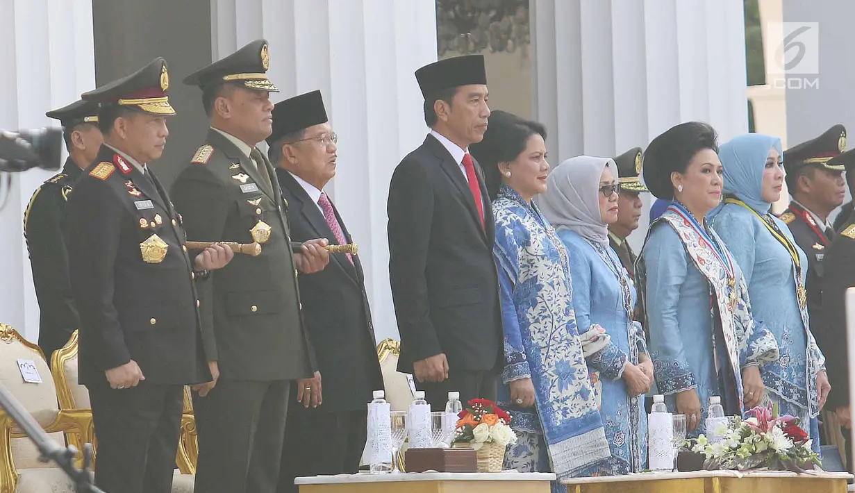 Presiden Joko Widodo (Jokowi) memimpin upacara pelantikan Prasetya Perwira Remaja (Praspa) 2017 di Istana Merdeka, Selasa (25/7). Dalam acara itu, sebanyak 729 orang calon perwira remaja TNI-Polri dilantik oleh Presiden. (Liputan6.com/Angga Yuniar)