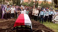 Tembakan salvo ke udara sebagai penghormatan terakhir mengantar jenazah dikubur. (Zainul Arifin/Liputan6.com)