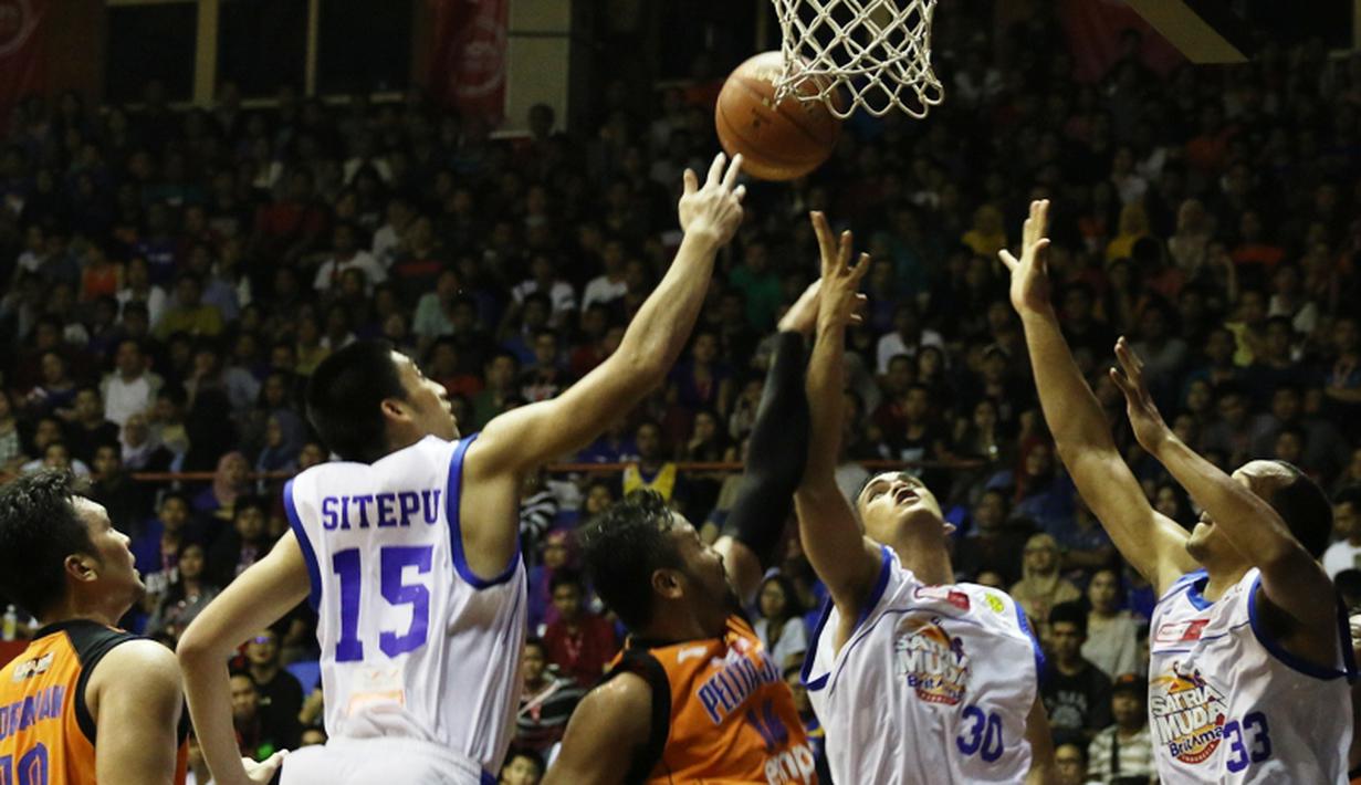 Pemain-pemain Satria Muda Britama berebut bola dengan pemain Pelita Jaya. (Bola.com/Arief Bagus)