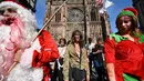 Warga berjalan kaki dan berdandan bak zombie saat berpartisipasi dalam acara Zombie Walk di kota Strasbourg, Prancis, 14 September 2019. Acara yang digelar dalam rangka Festival Film Fantasi Eropa ke-12 ini berlangsung dari  14 hingga 23 September. (FREDERICK FLORIN / AFP)