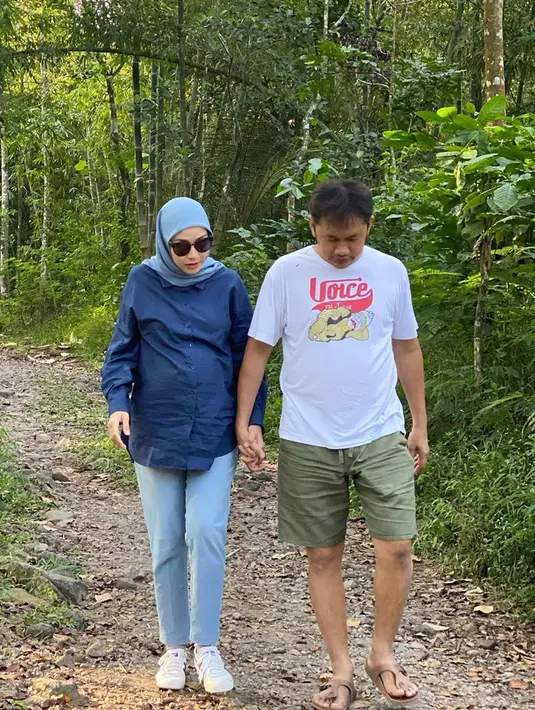 Kini Zaskia Adya Mecca telah berhasil melewati segala kisah dramatis tersebut. Ia dan anak kelimanya bersama Hanung Bramantyo sudah berkumpul lagi lantaran alat bantu napas yang dipasangkan pada Bhaj Kama Bramantyo telah dilepaskan. (Instagram/zaskiadyamecca)