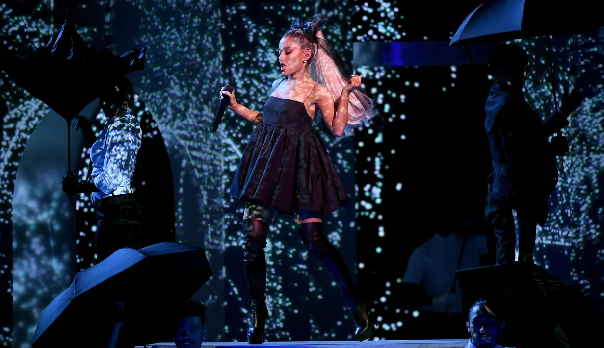 Atau banyak juga yang mengatakan bahwa kalungnya menyangkut di rambut panjangnya karena berjoget terlalu semangat. (KEVIN WINTER / GETTY IMAGES NORTH AMERICA / AFP)