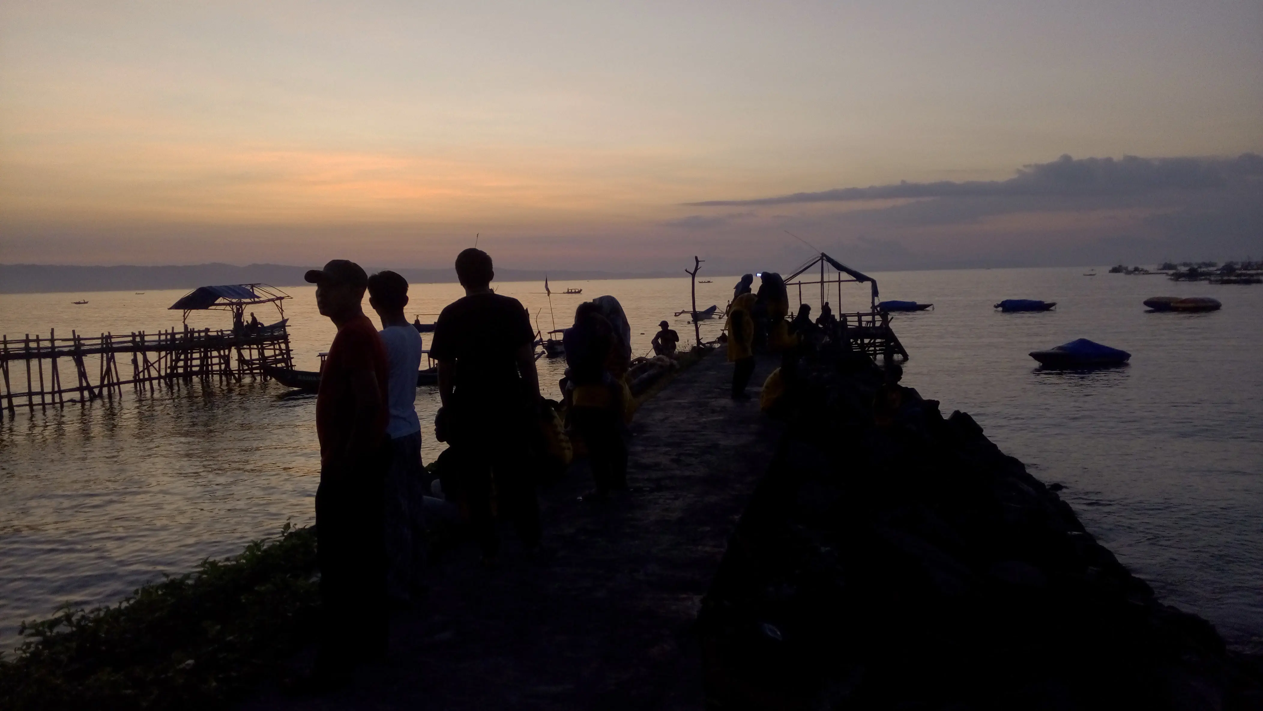 Pesona pagi di kawasan Pantai Timur Pangandaran, Jawa Barat. (Liputan6.com/Huyogo Simbolon)