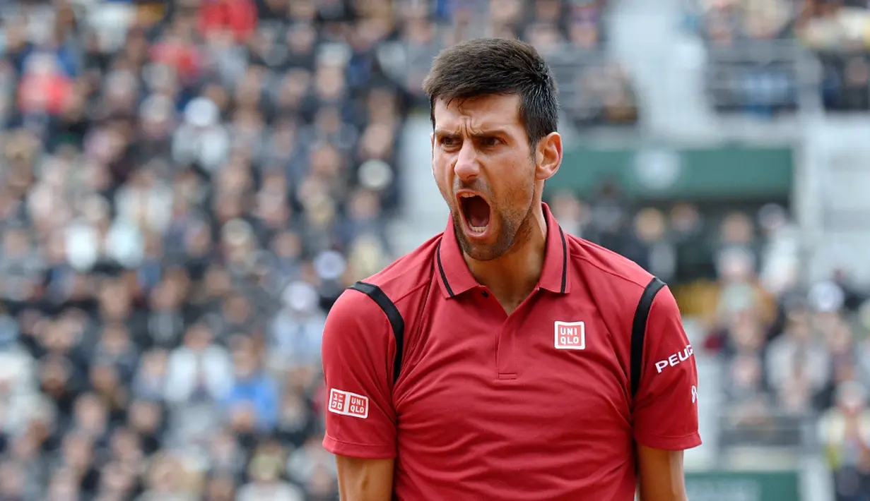 Ekspresi petenis Serbia, Novak Djokovic, setelah menang melawan petenis Austria, Dominic Thiem, dalam semifinal Prancis Terbuka 2016 di Roland Garros, Paris, (3/6/2016). (AFP/Martin Bureau)