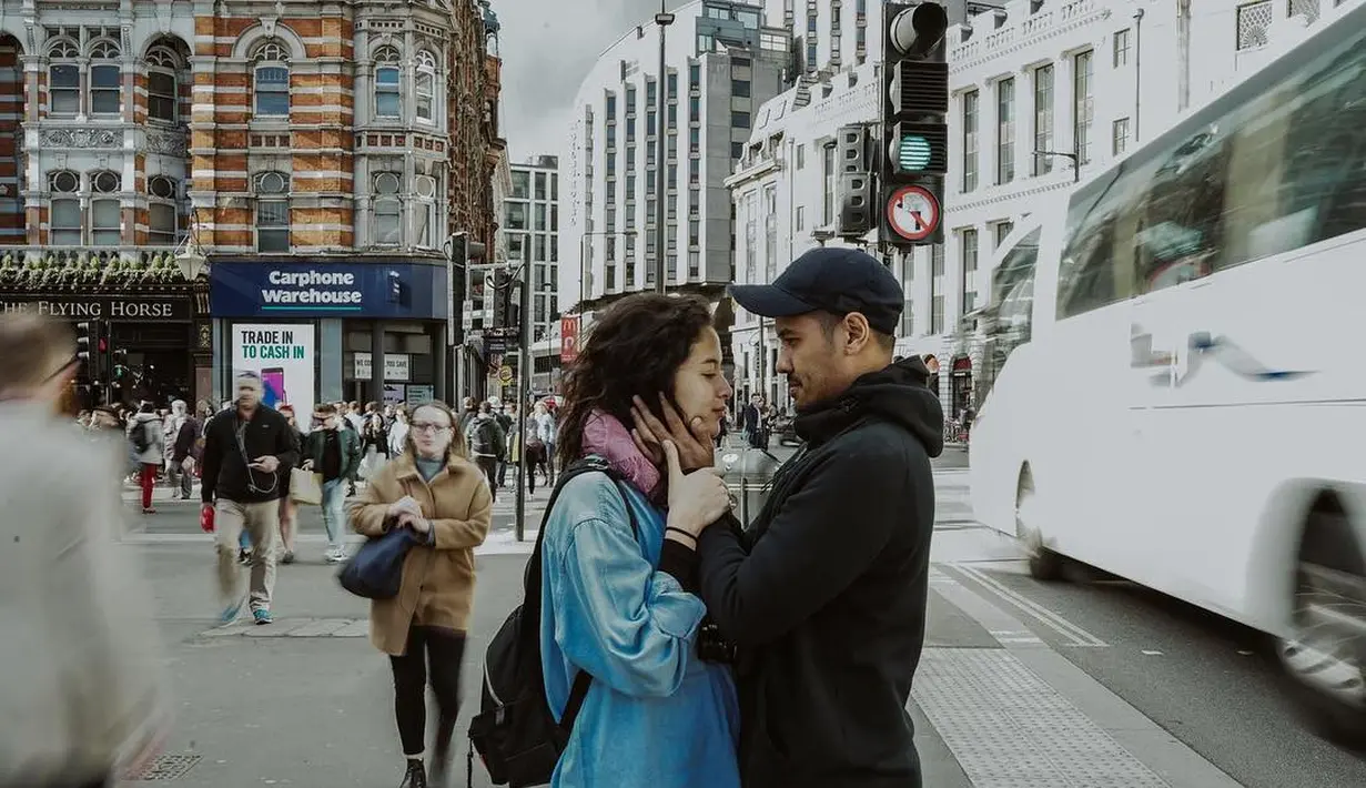 Sejak menikah beberapa bulan lalu, pasangan Chicco Jerikho dan Putri Marino selalu menunjukkan kemesraannya. Hal itu juga terlihat saat sedang di Inggris belakangan ini. (Instagram/chicco.jerikho)