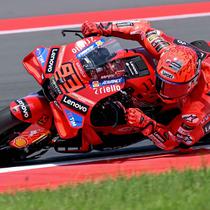 Catatan waktu Marc Marquez patah di dua menit terakhir. Luca Marini menjadi pebalap tercepat di sesi ini dengan catatan waktu 1 menit 30,809 detik. Tampak dalam foto, pembalap MotoGP Spanyol dari Tim Ducati Lenovo, Marc Marquez memacu motornya di sesi latihan bebas jelang MotoGP Grand Prix Indonesia di Sirkuit Internasional Mandalika, Nusa Tenggara Barat, pada 3 Oktober 2025. (SONNY TUMBELAKA/AFP)