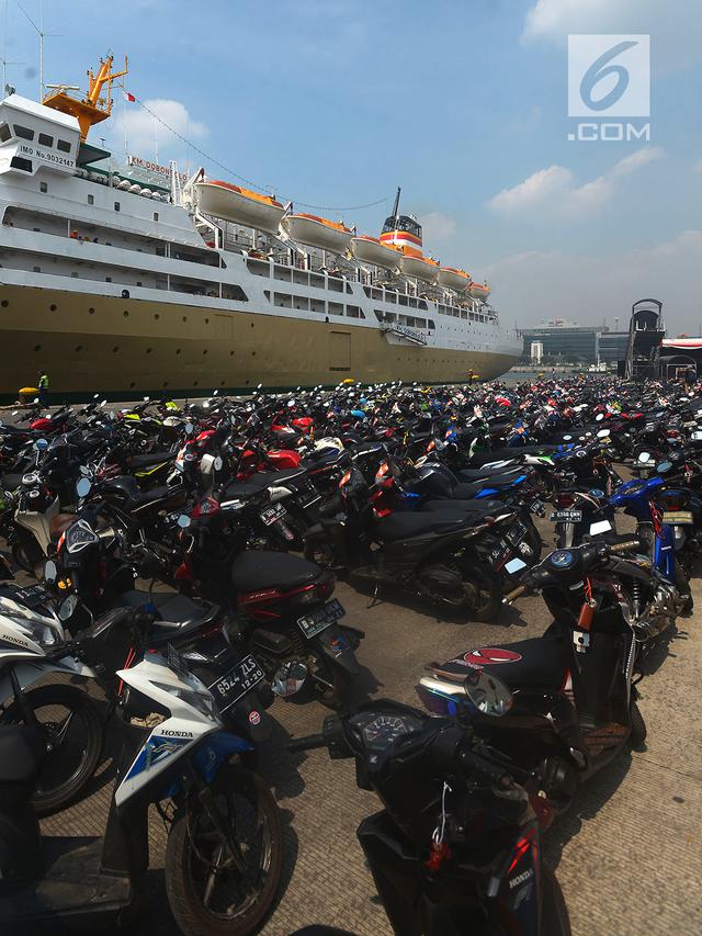 Deretan sepeda motor terlihat dalam mudik gratis Kementerian Perhubungan di Pelabuhan Tanjung Priok, Jakarta, Rabu (13/6). Kementerian Perhubungan memberi kuota penumpang pada mudik gratis ini sebanyak 11.938 pemudik. (Merdeka.com/Imam Buhori)