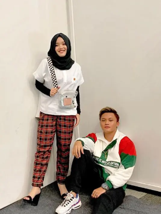 Berpenampilan fashionable, Rizky dan Putri terlihat keren. (Liputan6.com/IG/putridelinaa)
