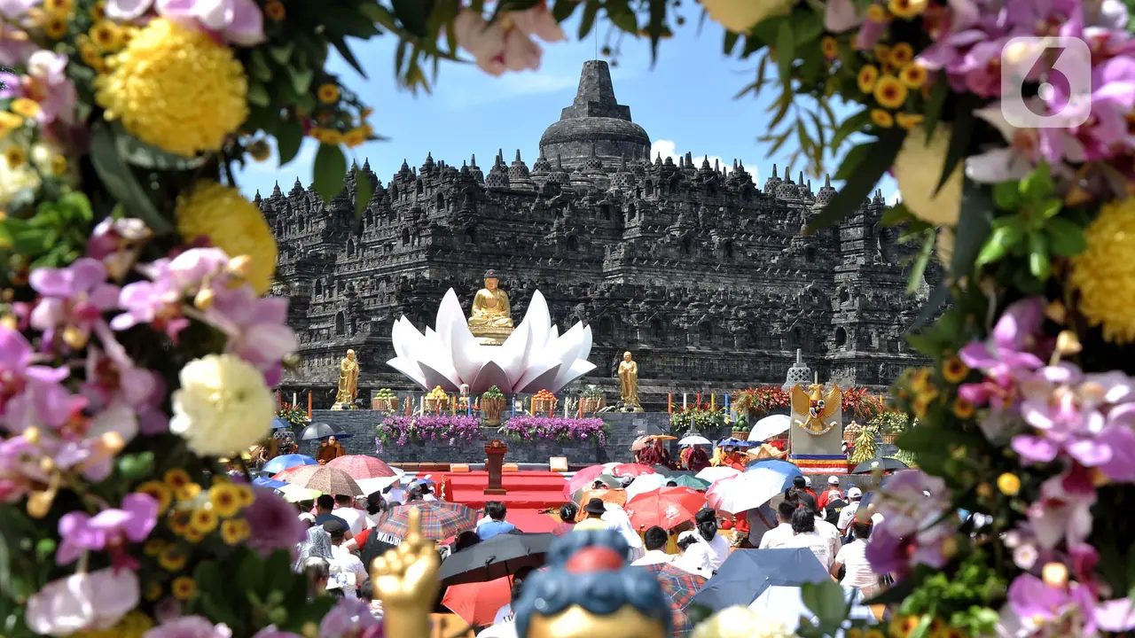 FOTO: Suasana Khidmat Perayaan Tri Suci Waisak di Candi Borobudur