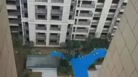 Kolam palsu bikin penghuni apartemen geram. (dok. screenshot YouTube/Pear Video)