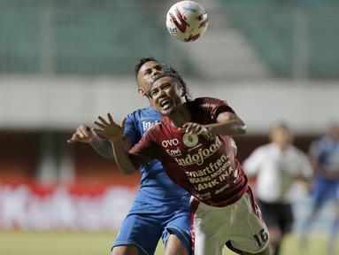 Gelandang Bali United, Hariono (depan) harus didorong oleh striker Persib Bandung, Wander Luiz Queiroz Dias, dalam laga Grup D Piala Menpora 2021 di Stadion Maguwoharjo, Sleman. Rabu (24/3/2021). Bali United bermain Imbang 1-1 dengan Persib. (Bola.com/Arief Bagus)
