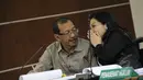 Terdakwa kasus suap Bupati Bangkalan Fuad Amin, Direktur PT Media Karya Sentosa Antonio Bambang Djatmiko (kiri) berbincang dengan tim kuasa hukumnya saat sidang lanjutan di pengadilan Tipikor, Jakarta, Senin (16/3/2015). (Liputan6.com/Helmi Afandi)